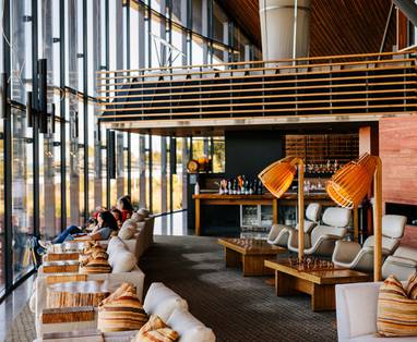 Lounge beneden bij Saffire Freycinet in Australië