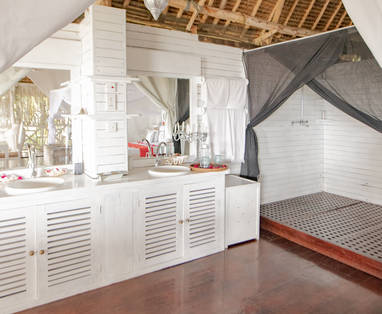ocean suite badkamer bij Msambweni Beach House in Kenia