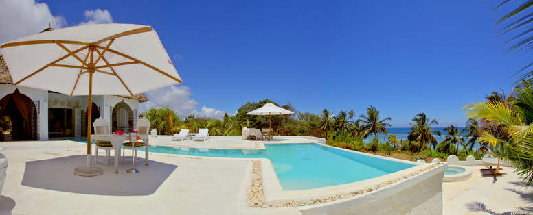 zwembad bij Msambweni Beach House in Kenia