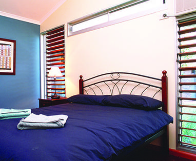 Slaapkamer cabin bij Anbinik Kakadu Resort in Australië