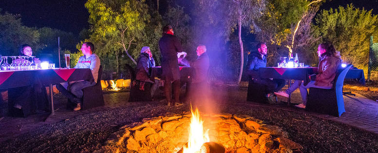 Openlucht dineren bij Kings Canyon Resort in Australië
