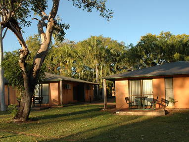 Gebouwen met standaard kamers bij Cooinda Lodge in Australië