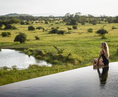 Zwembad met uitzicht op drinkplaats bij Faru Faru lodge in Tanzania