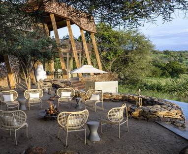 Gemeenschappelijk zitje bij vuur bij Faru Faru lodge in Tanzania