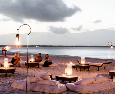 Sundowner op strand bij Mnemba Island Lodge in Tanzania