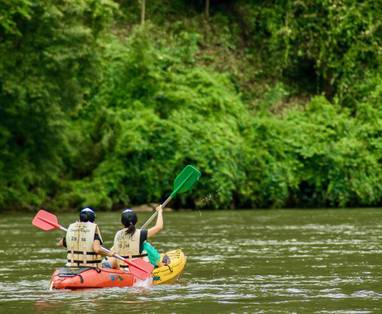 Kanotocht op de rivier bij Floathouse River Kwai in Thailand