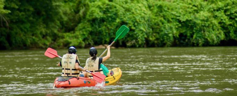 Kanotocht op de rivier bij Floathouse River Kwai in Thailand
