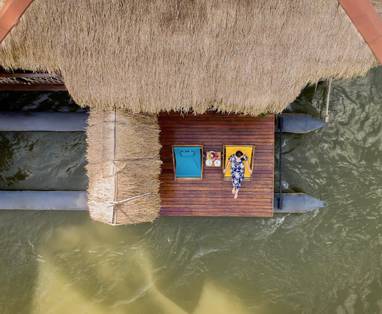 Privé veranda bij je eigen villa van Floathouse River Kwai, Thailand
