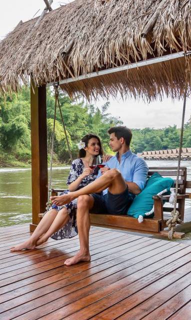 Teakhouten schommel bij Floathouse River Kwai in Thailand