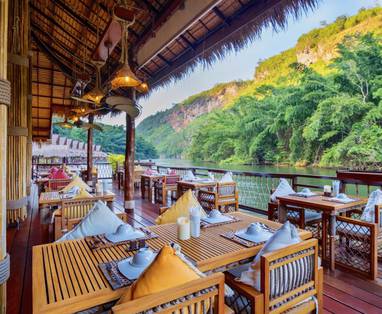 Pontoon restaurant bij Floathouse River Kwai in Thailand