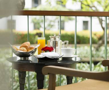Heerlijk ontbijt op je eigen balkon bij The Sukhothai in Thailand
