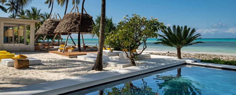 Upendo_Beach_infinity_zwembad_met_lounge