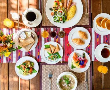 Heerlijke gerechten bij Yaang Come Village bij Chiang Mai, Thailand