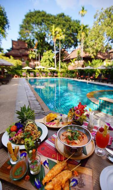 Hapjes van de poolbaar bij het zwembad bij Yaang Come Village bij Chiang Mai, Thailand