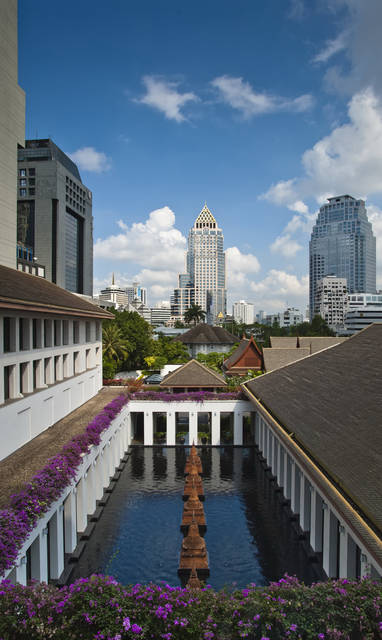Chedi vijver en skyline bangkok bij The Sukhothai Bangkok in Thailand