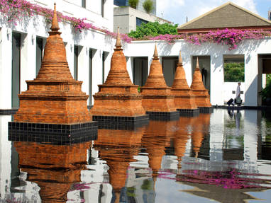 Chedi vijver bij The Sukhothai Bangkok in Thailand