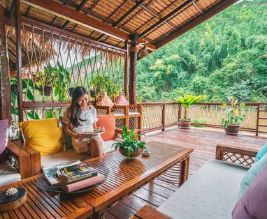 Gezellige lounge op gemeenschappelijke veranda bij Floathouse River Kwai, Thailand