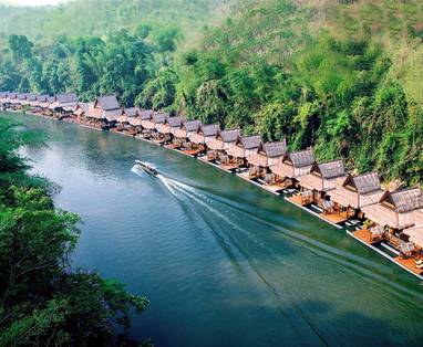 Bovenaanzicht van de overwatervilla's bij Floathouse River Kwai, Thailand