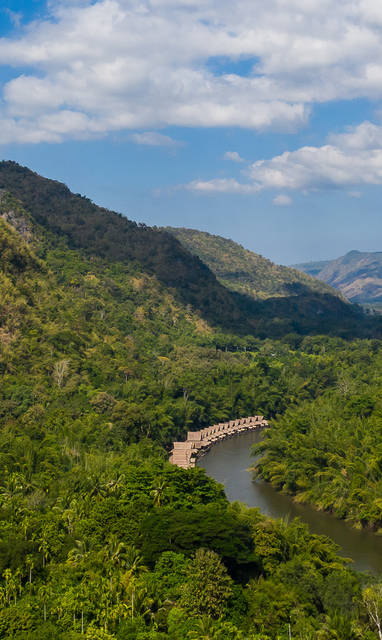 Floathouse River Kwai in bergachtige omgeving in Thailand