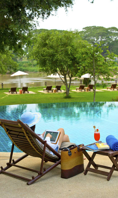 Zwembad met uitzicht op rivier bij The Legend Resort in Thailand