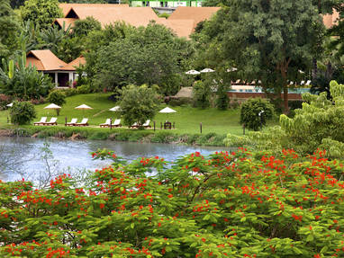Uitzicht vanaf de rivier naar The Legend Resort in Thailand