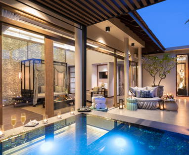 Terras van Jacuzzi Pool Suite bij The Sarojin in Thailand