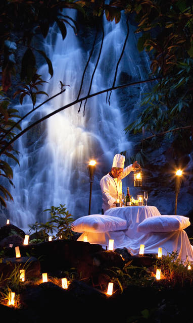 Diner bij de waterval bij The Sarojin in Thailand