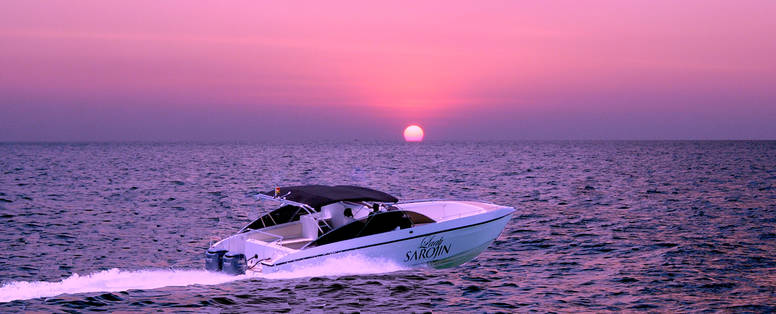 Lady Sarojin boot bij zonsondergang bij The Sarojin in Thailand