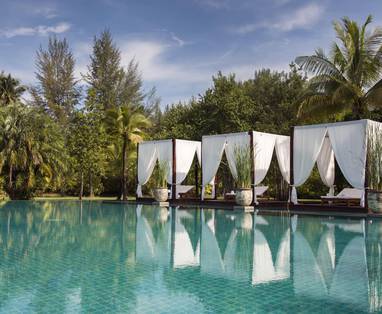 Zwembad met ligbedden bij The Sarojin in Thailand
