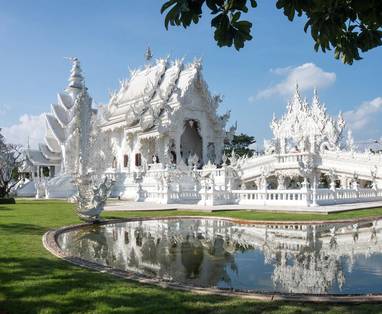 De beroemde Wat Rong Khun, oftwel Witte Tempel, in Chiang Rai, Thailand