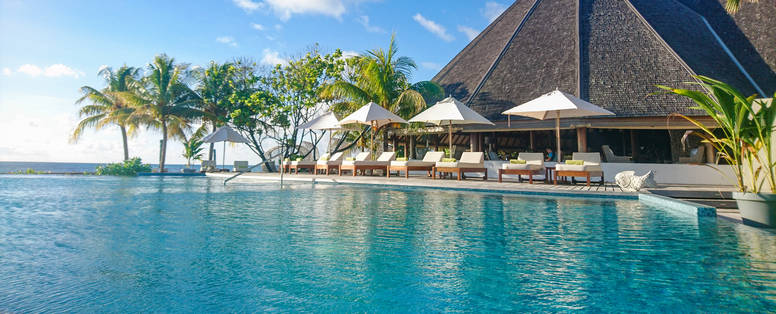 Verkoelend, groot zwembad van Denis Island Lodge, Seychellen