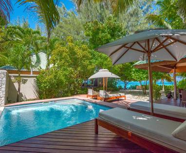 Een eigen plungepool bij de luxe Beach Villa van Denis Island Lodge, Seychellen