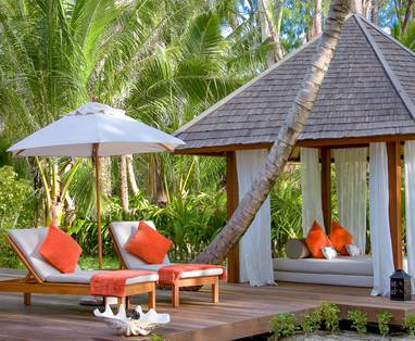 Comfortabel lounge bed bij de Spa Cottage van Denis Island Lodge, Seychellen