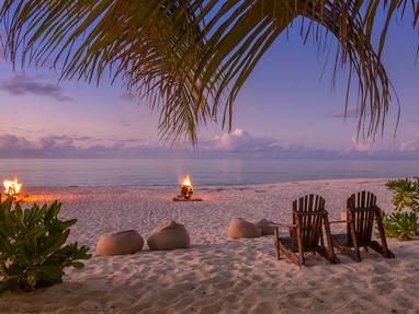 Prachtige schemering op het strand van Denis Island, Seychellen