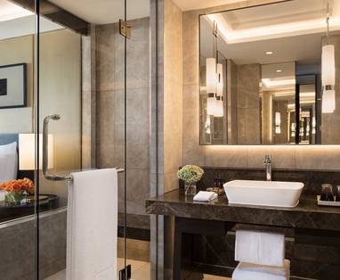 Badkamer bij Siam Kempinski Hotel in Bangkok, Thialand