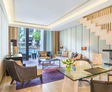 Woonkamer Duplex Cabana Suite bij Siam Kempinski Hotel in Bangkok, Thailand