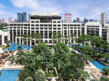 Hotel overzicht met tuinen en zwembaden Siam Kempinksi Hotel in Bangkok, Thailand