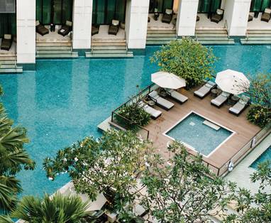 Zwembad bij Siam Kempinski Hotel in Bangkok, Thailand