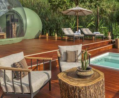 Veranda van de bubble suite bij het Anantara Golden Triangle Elephant Camp & Resort in Chaing Rai, Thailand