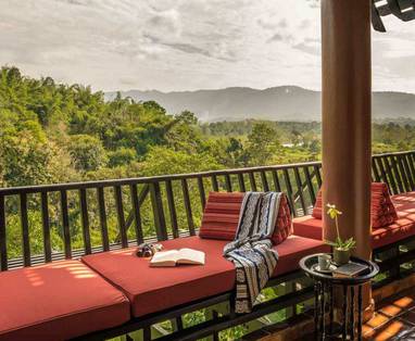 Balkon van de suites bij het Anantara Golden Triangle Elephant Camp & Resort in Chaing Rai, Thailand
