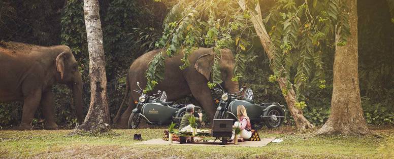 Excursie in de zijspan door de jungle bij het Anantara Golden Triangle Elephant Camp & Resort in Chaing Rai, Thailand