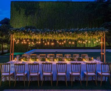 Tafel in tuin  137 Pillars House in Chiang Mai