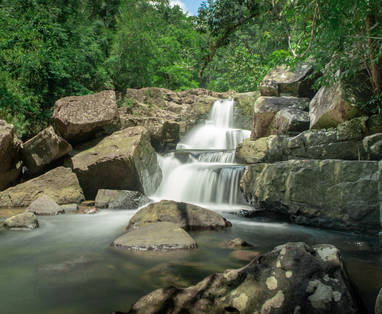De 'Yai Ki' waterval in de omgeving van Soneva Kiri op Koh Kood, Thailand