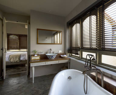 Badkamer Deluxe balkon Reverie Siam in Pai, Thailand