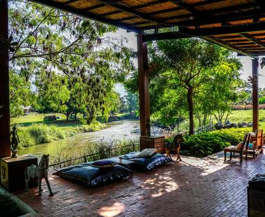 Pavilion aan de rivier Reverie Siam in Pai, Thailand