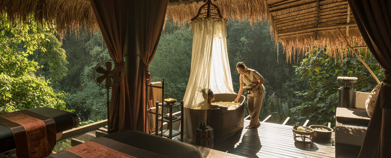 Bad op het dek bij Four Seasons Golden Triangle in Chiang Rai