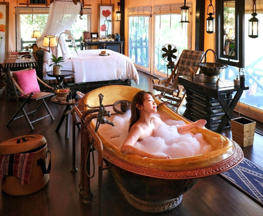 Badkuip in het midden van de tent bij Four Seasons Golden Triangle in Chiang Rai