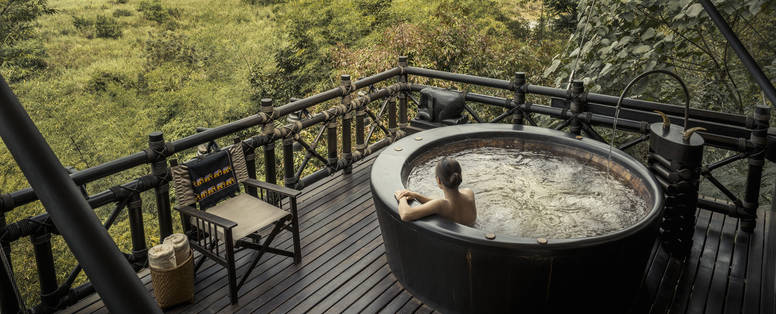 Vrouw in hottub bij Four Seasons Golden Triangle in Chiang Rai