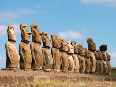 Alle Moai standbeelden op Paaseiland met alleen een heel groot gezicht en zonder benen.