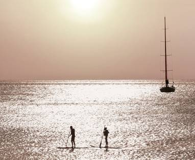 Stand-up paddling bij zonsondergang bij Pimalai Resort